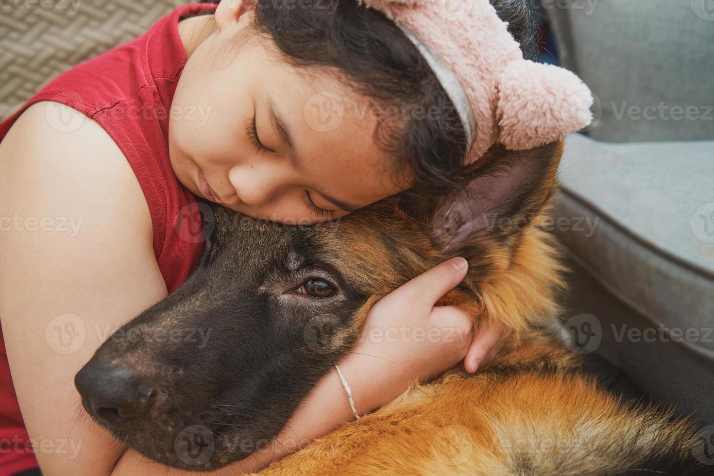 ragazza abbraccio cane foto