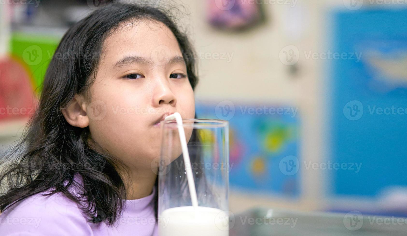 la ragazza beve il latte foto