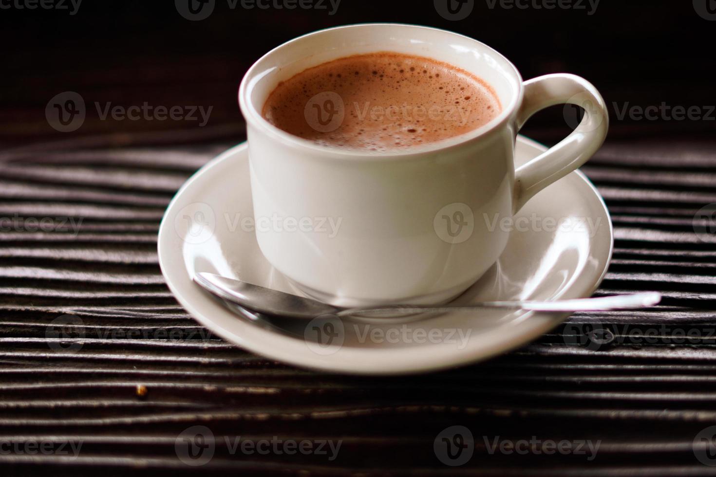 estetico una tazza di caffè su fondo di legno foto