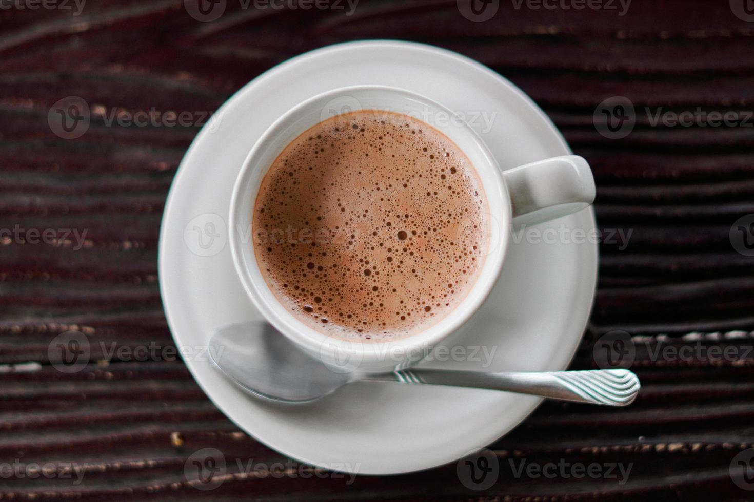 estetico una tazza di caffè su fondo di legno foto