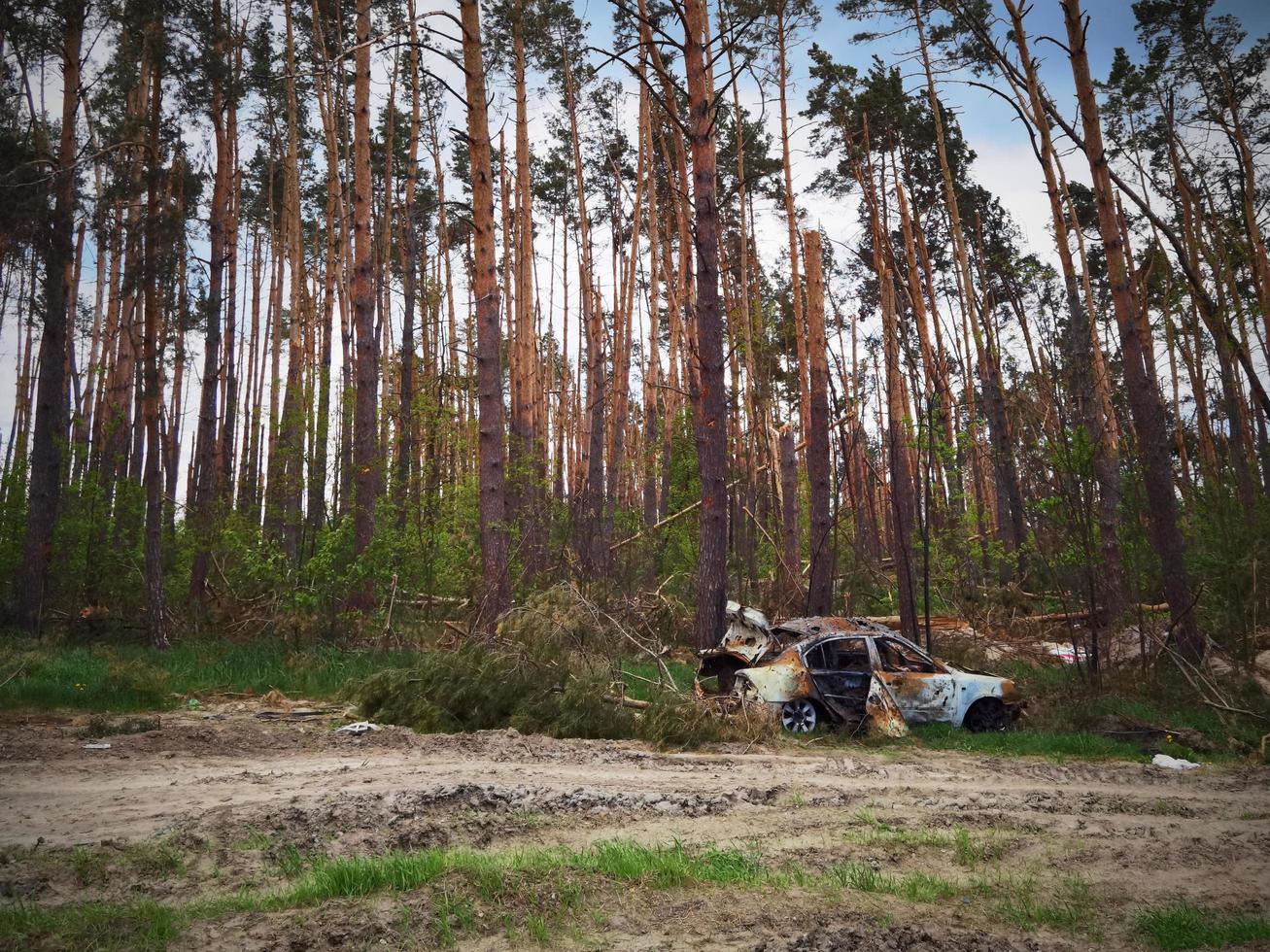 2022 Invasione russa della guerra in Ucraina. zona del disastro. auto civile battuta da schegge e bruciata foto