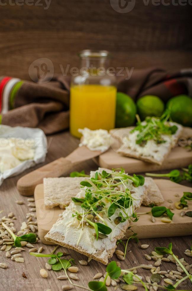 colazione salutare, pane croccante con crema di formaggio biologico foto