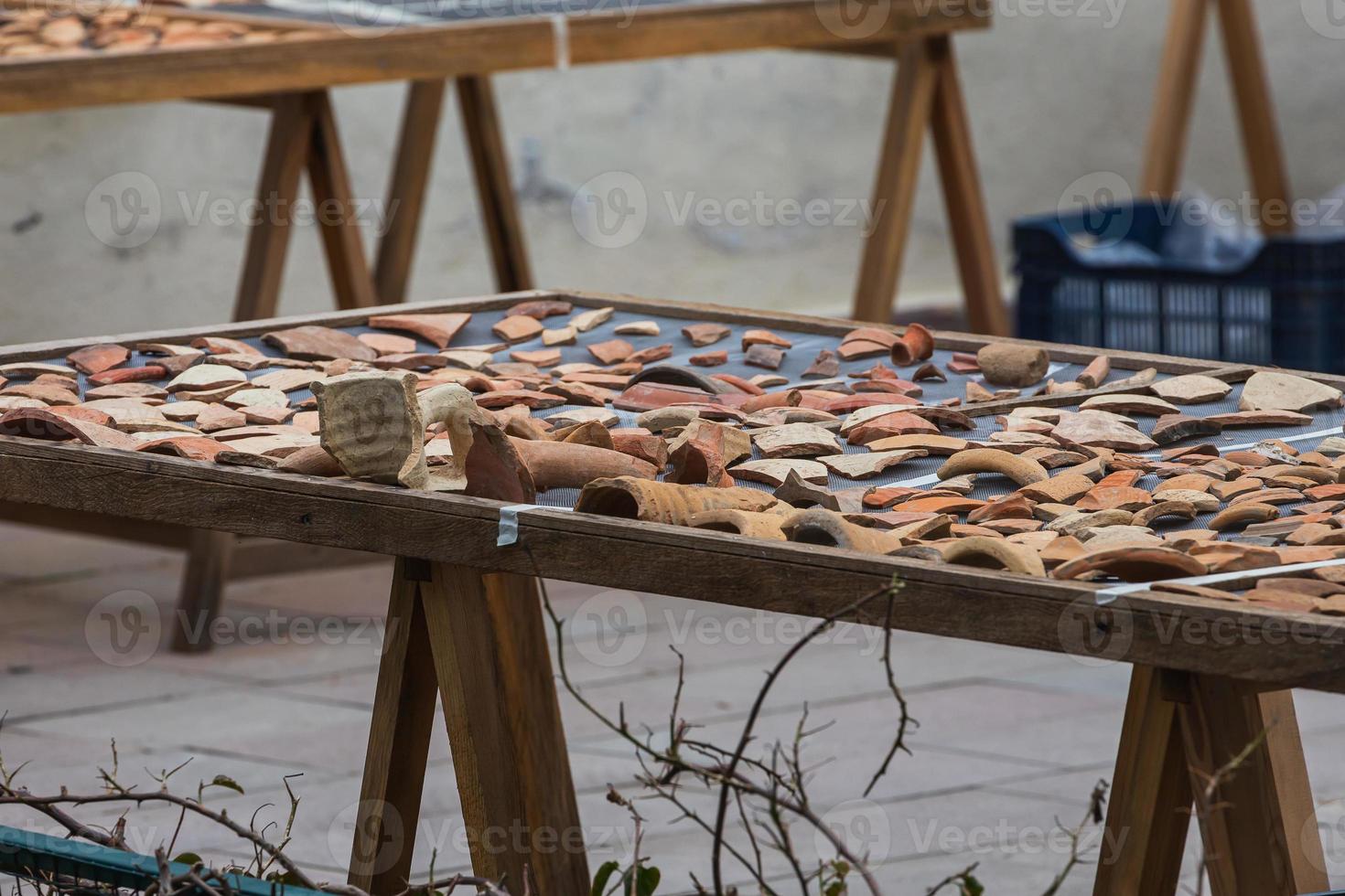 frammenti di ceramiche antiche. manufatti. reperti archeologici. frammenti di vecchie brocche. archeologia. foto