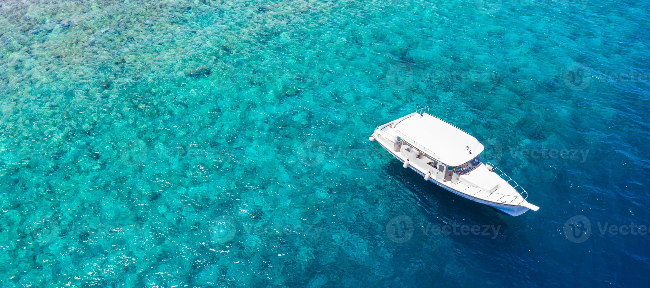 bellissima acqua turchese dell'oceano e barca, vista aerea del paesaggio marino del drone. onde del mare tropicale, incredibile barriera corallina aerea, laguna. persone attività ricreative all'aperto, nuoto, snorkeling, turismo subacqueo foto