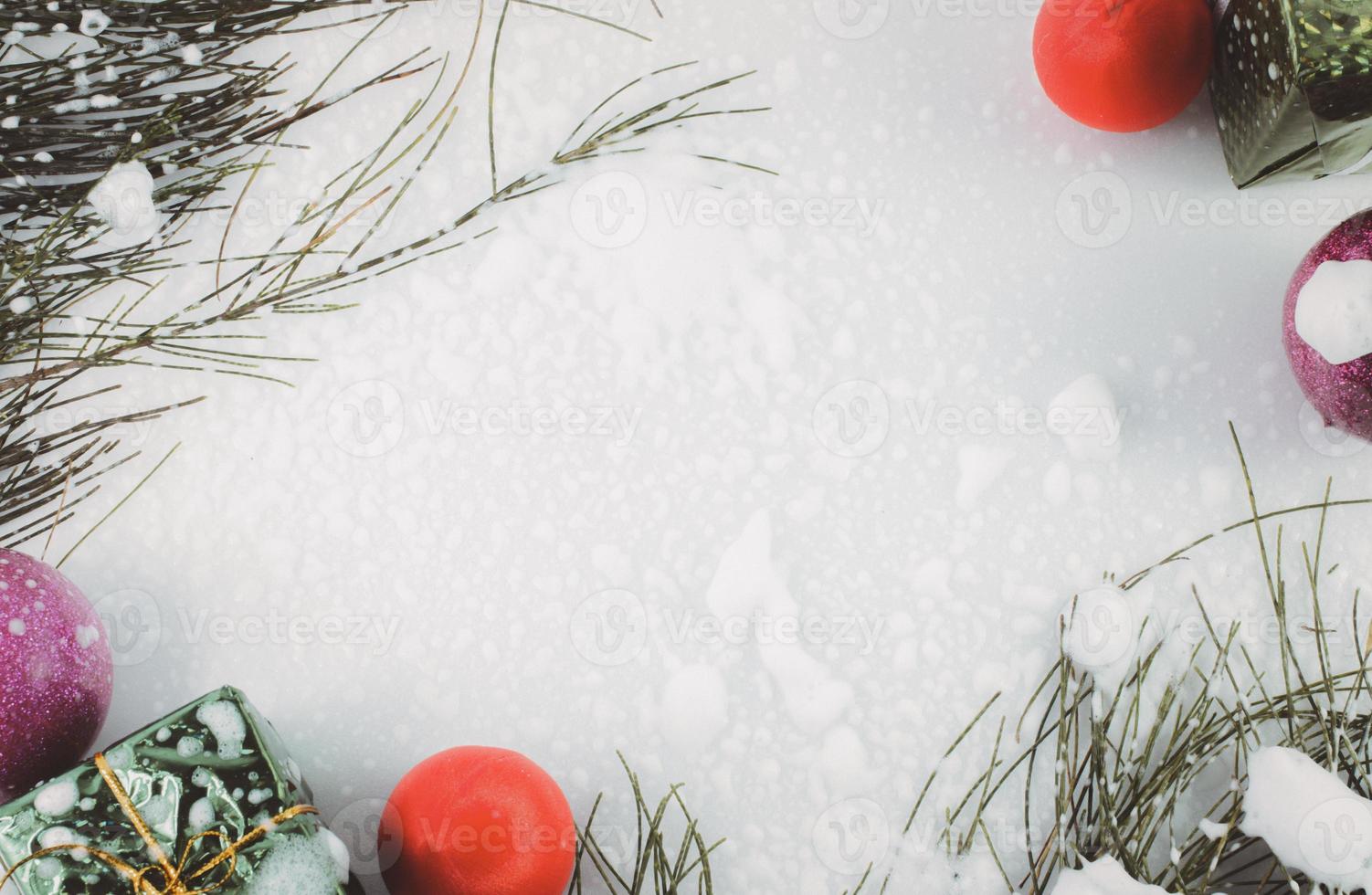 cornice di Natale decorata con ornamenti e neve su sfondo bianco, bordo di Natale, spazio per la copia. foto