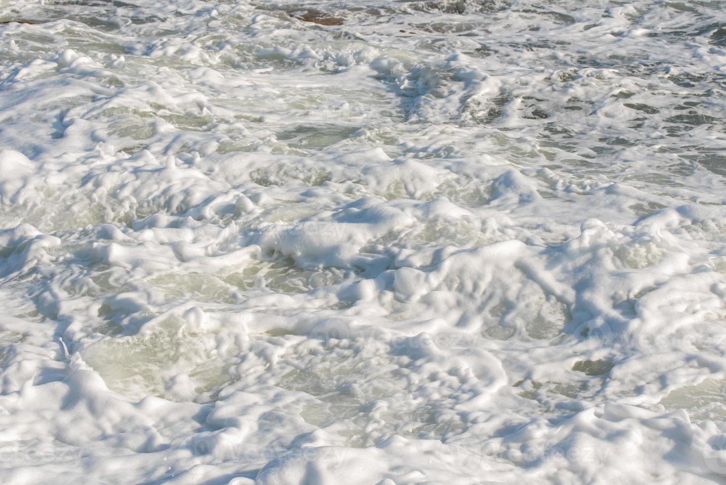 sfondo di schiuma di mare. superficie dell'acqua foto