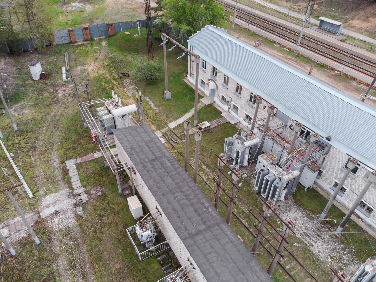 vista aerea della vecchia sottostazione ferroviaria elettrica ad alta tensione rurale. foto