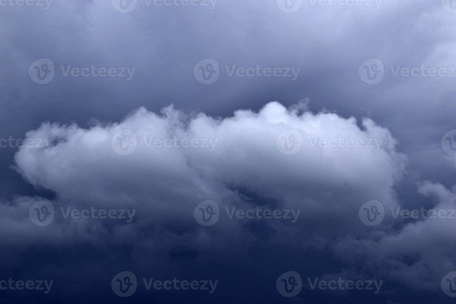 pesanti nuvole blu temporalesche con pioggia e tempesta foto