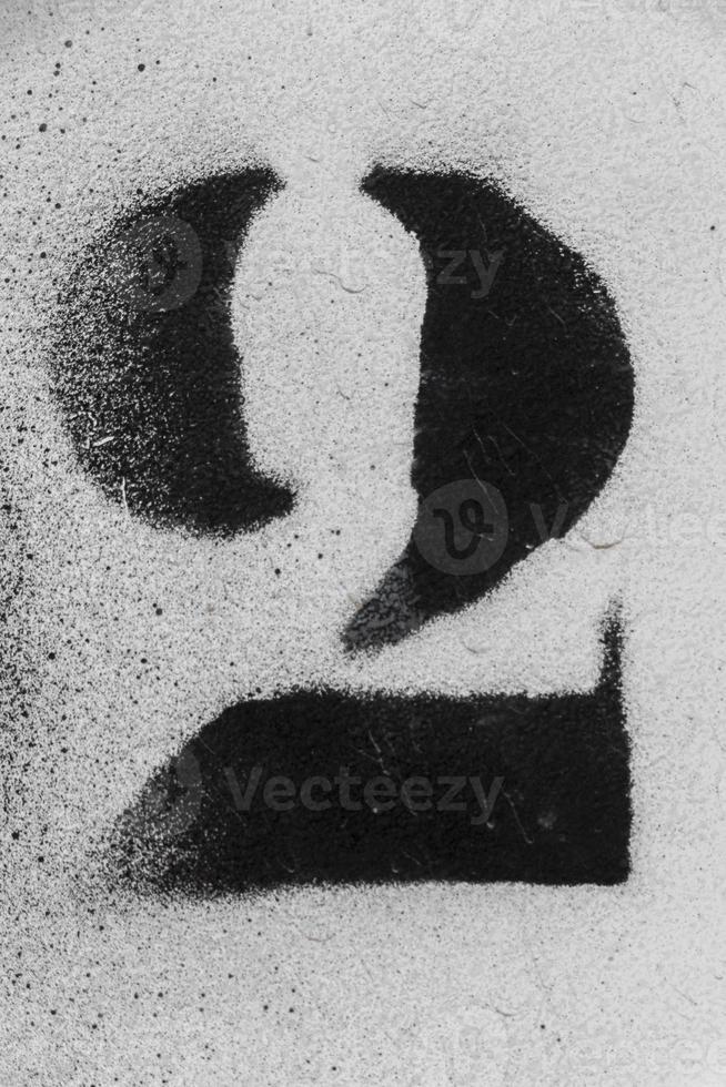 numero 2 vernice spray nera su sfondo bianco, numero due, numero 2 foto