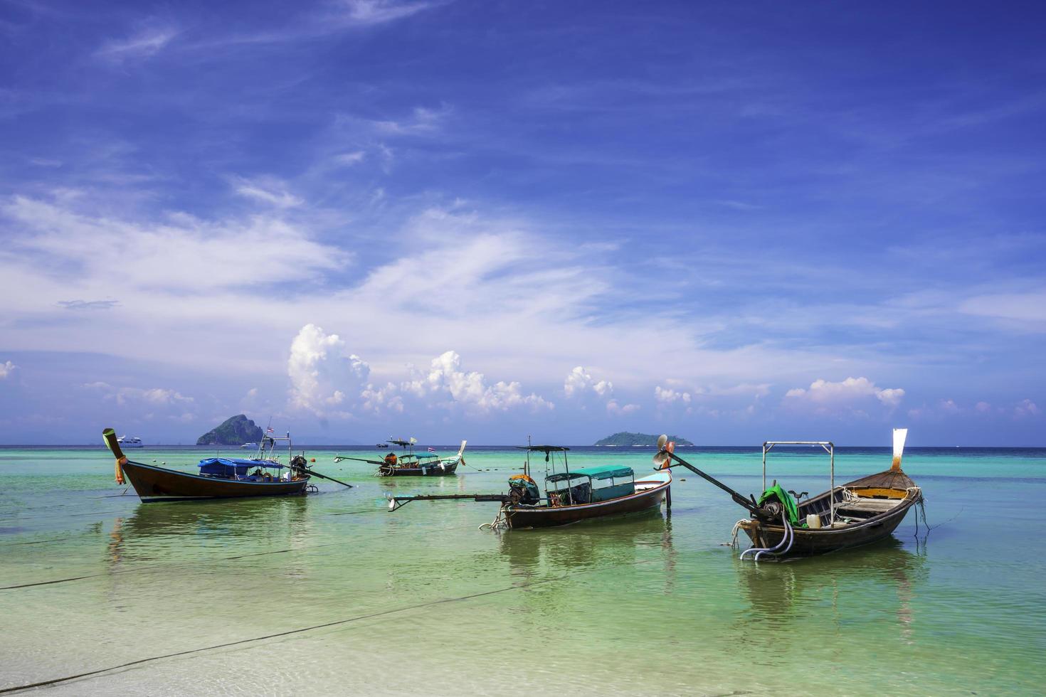 krabi, tailandia - spiaggia della baia di maya sull'isola di phi phi ley spiagge pulite di sabbia bianca e mare verde smeraldo. foto