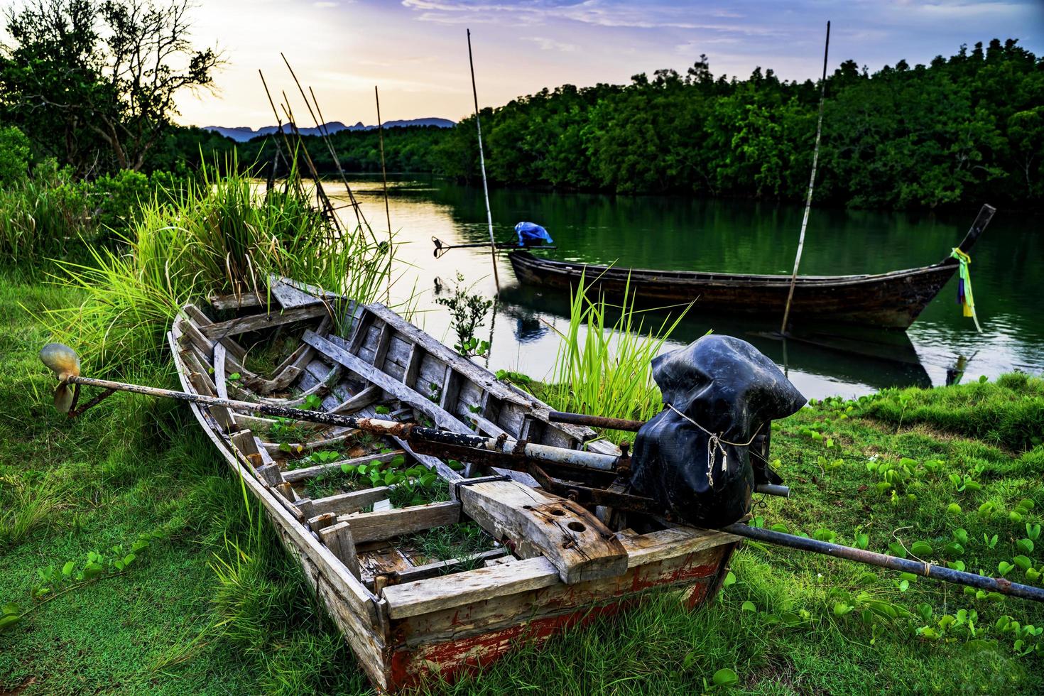 la nave rotta, una vecchia nave abbandonata sull'oceano shore.thai motoscafo in legno. foto