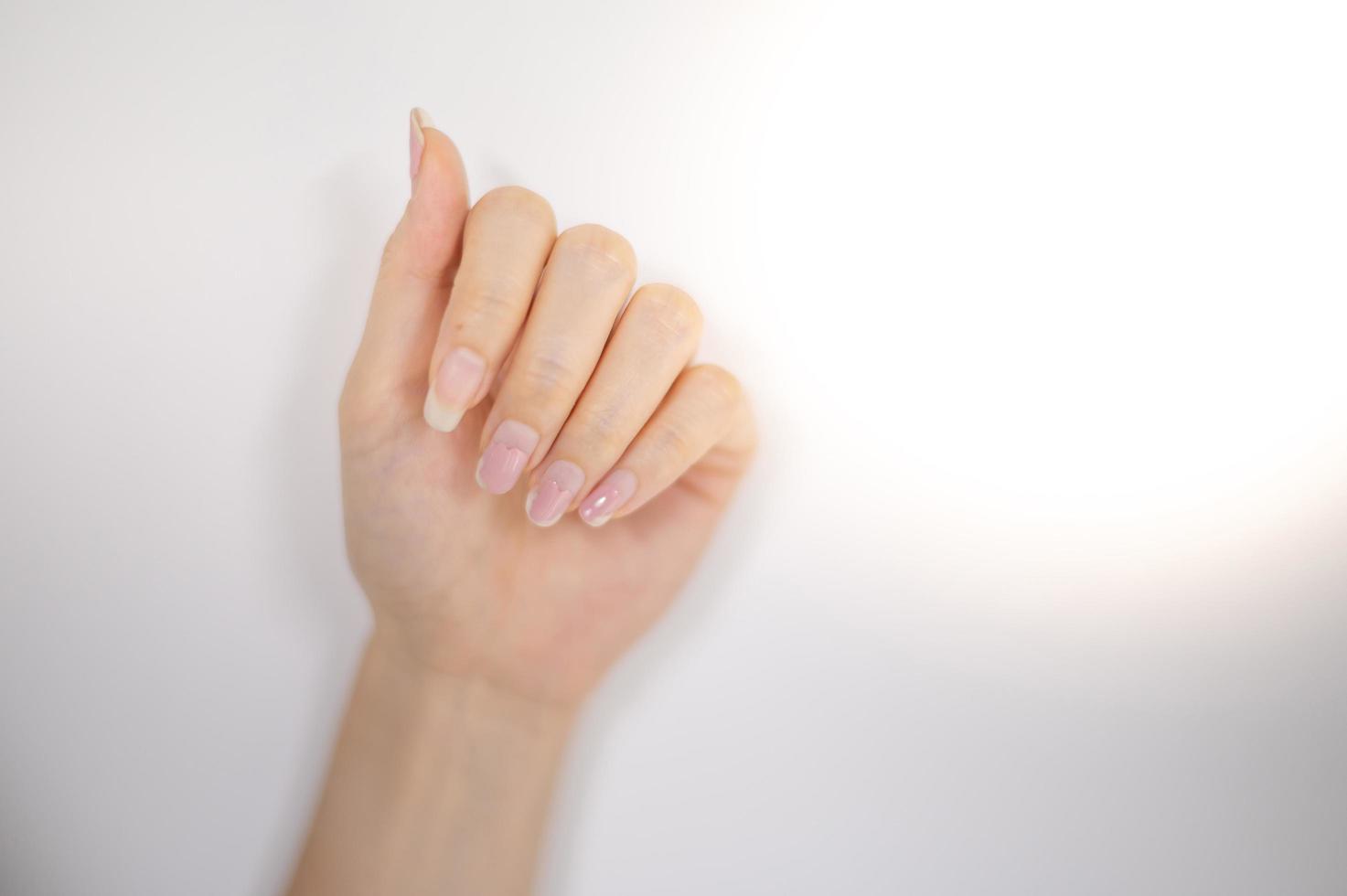danno alla debolezza dell'unghia femminile da rivestimento in smalto gel, manicure per unghie delle dita. foto