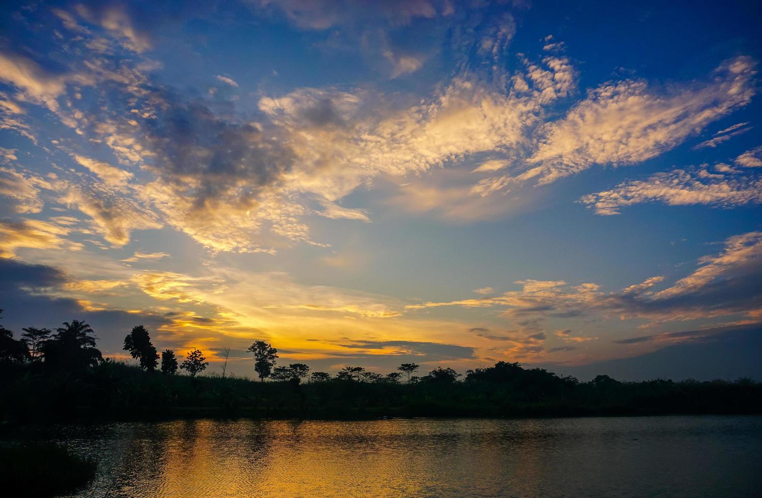 cielo rosso e arancione drammatico e nuvole sfondo astratto. nuvole rosso-arancio sul cielo al tramonto. sfondo del clima caldo. immagine artistica del cielo. sfondo astratto tramonto. foto gratis del concetto di tramonto e alba