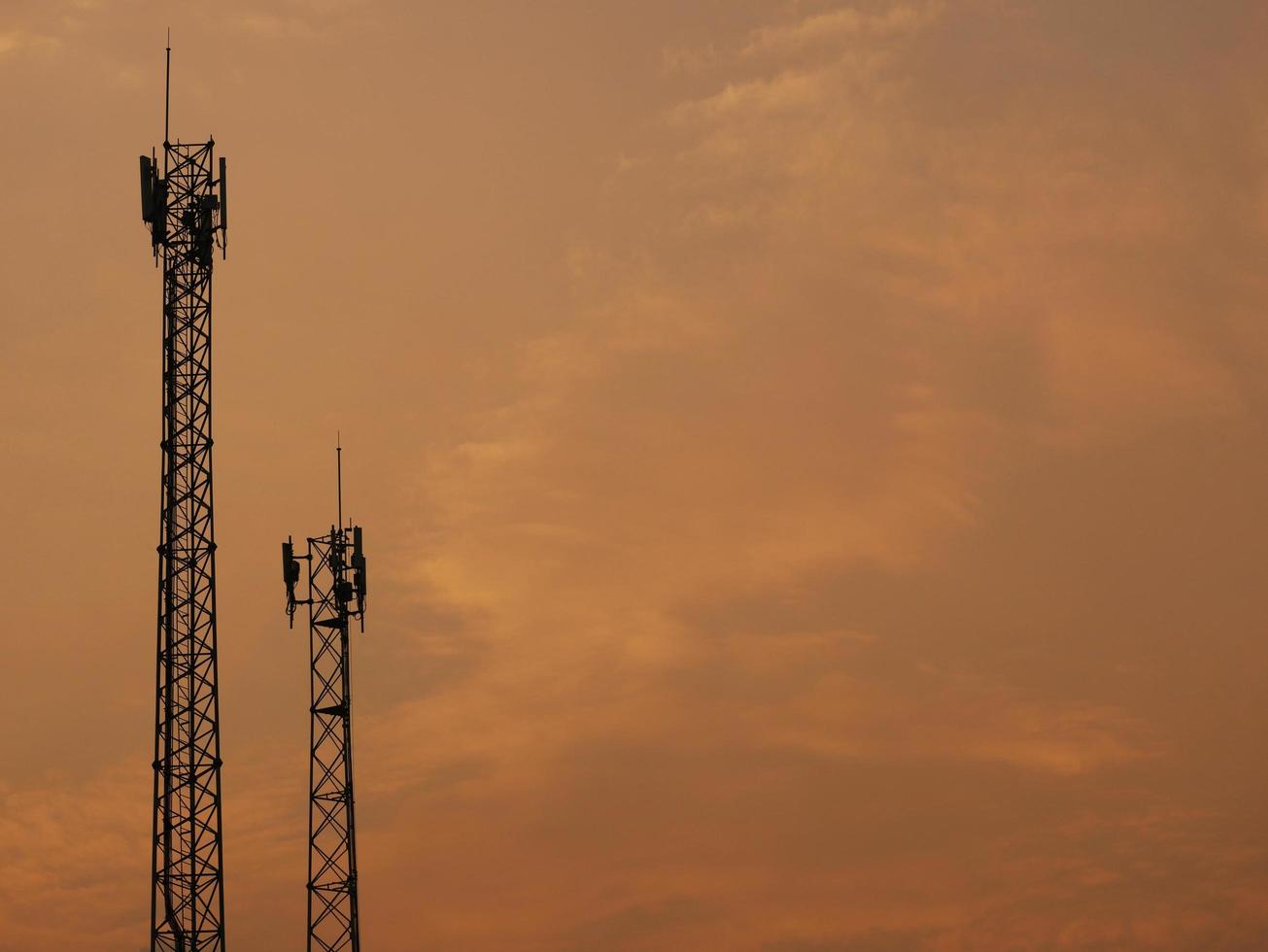 due antenne per telefoni cellulari o telecomunicazioni con sfondo blu cielo, torre per telecomunicazioni per usi in background. foto