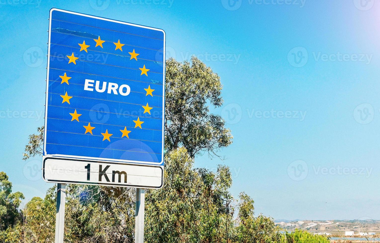 cartello stradale al confine con l'euro, che è la valuta di molti stati membri europei foto