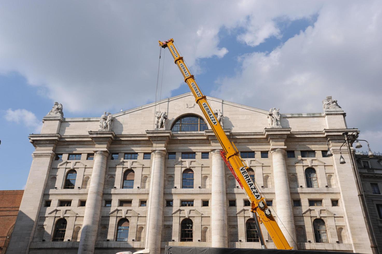 milano italia 2021 palazzo della borsa a milano foto