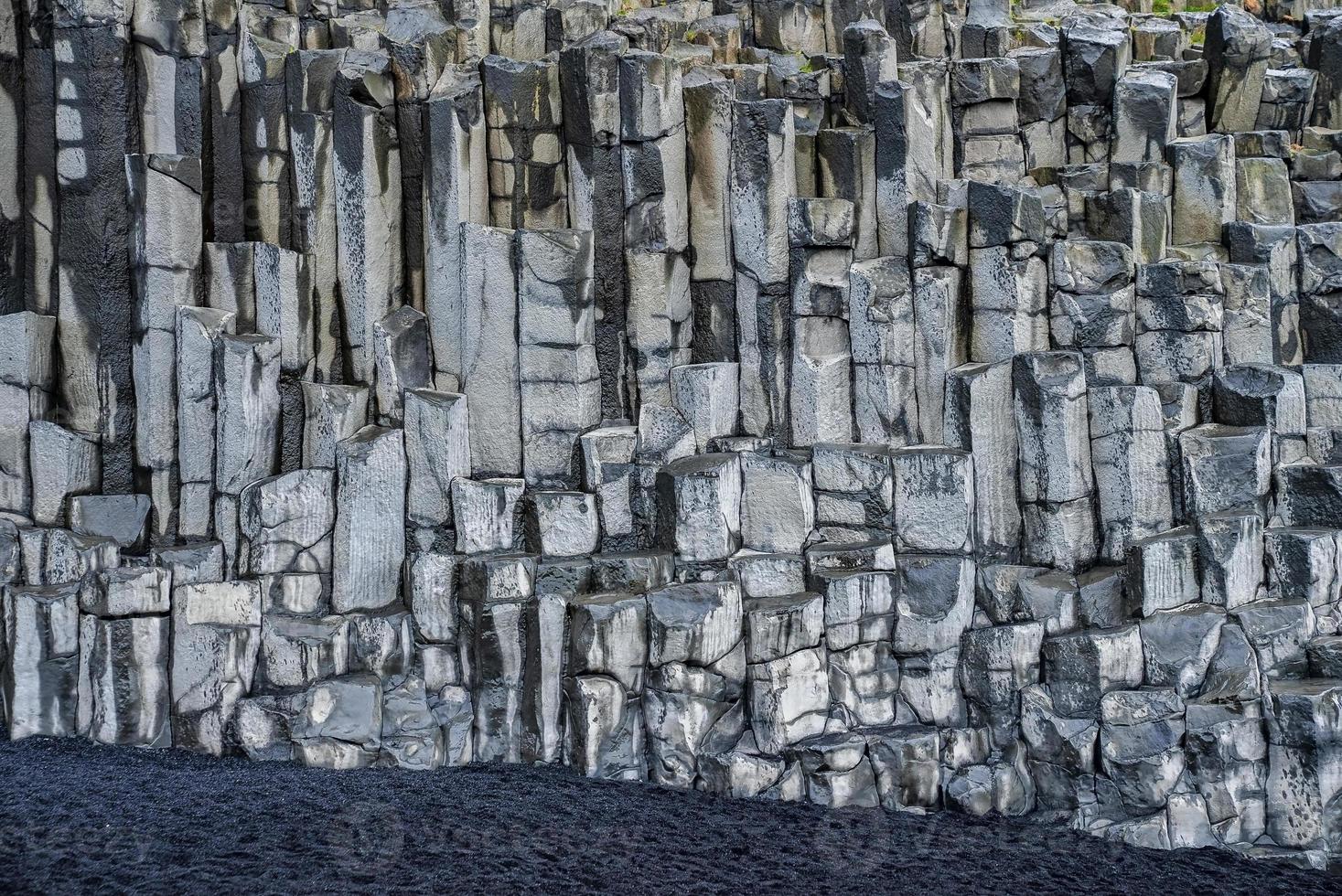 vista panoramica della formazione di colonne di roccia basaltica sulla famosa spiaggia di reynisfjara foto