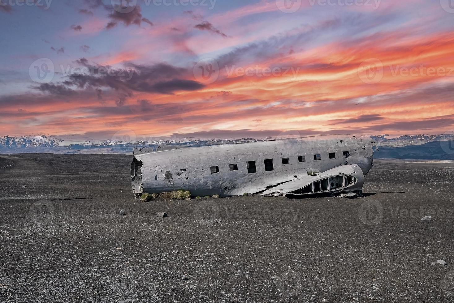 vista del relitto di un aereo danneggiato sulla spiaggia di sabbia nera di solheimasandur al tramonto foto