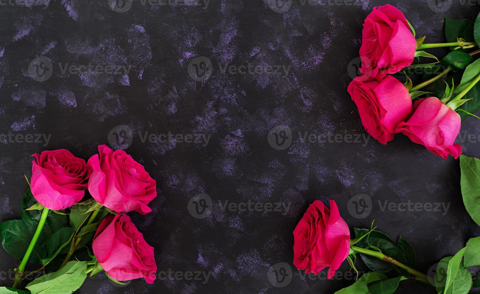 bouquet di rose rosa su sfondo scuro. vista dall'alto foto