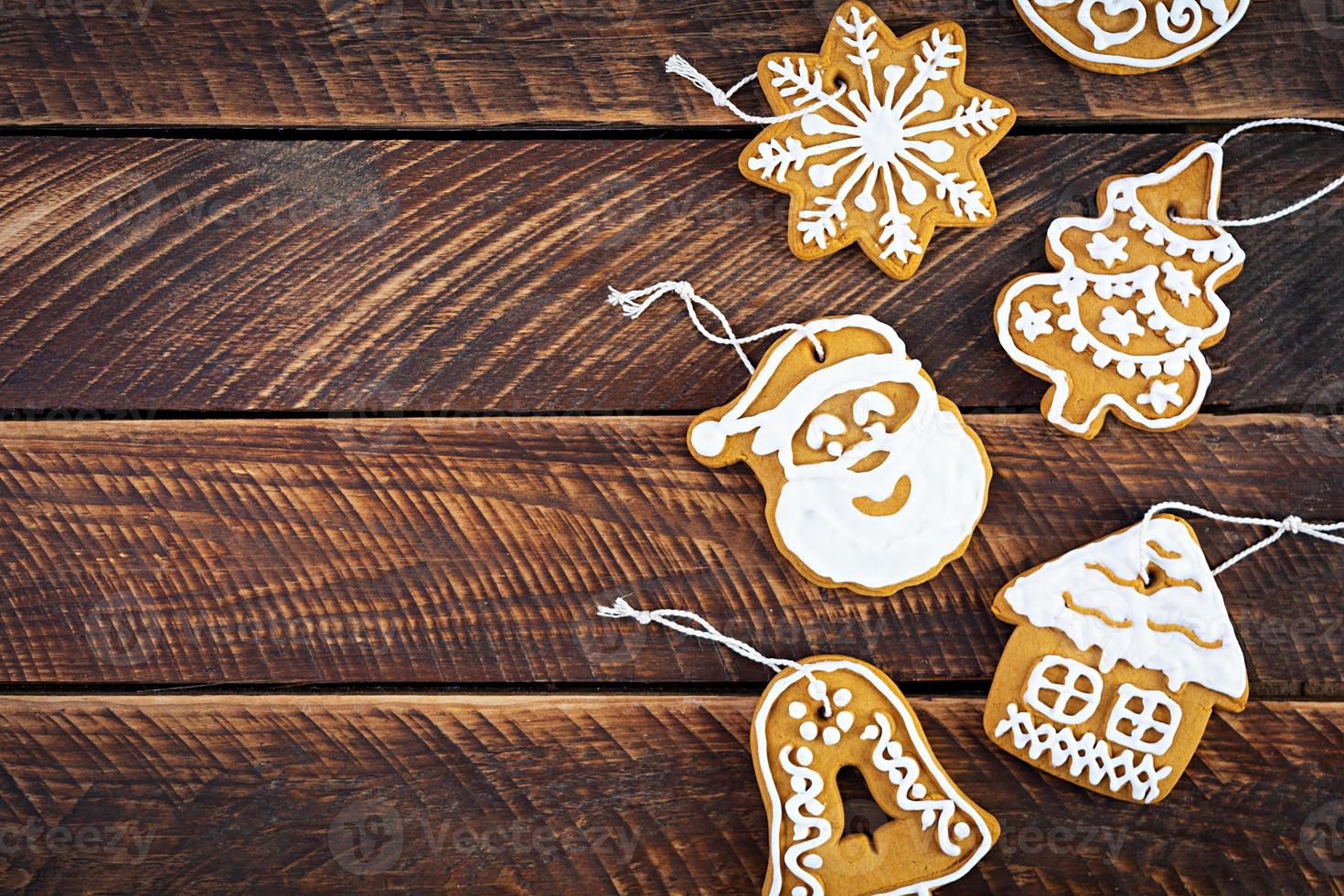 biscotti di pan di zenzero fatti in casa di natale su fondo di legno. vista dall'alto foto