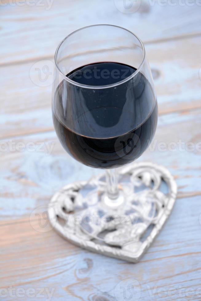 bicchiere di vino rosso con decoro rosa e cuore foto