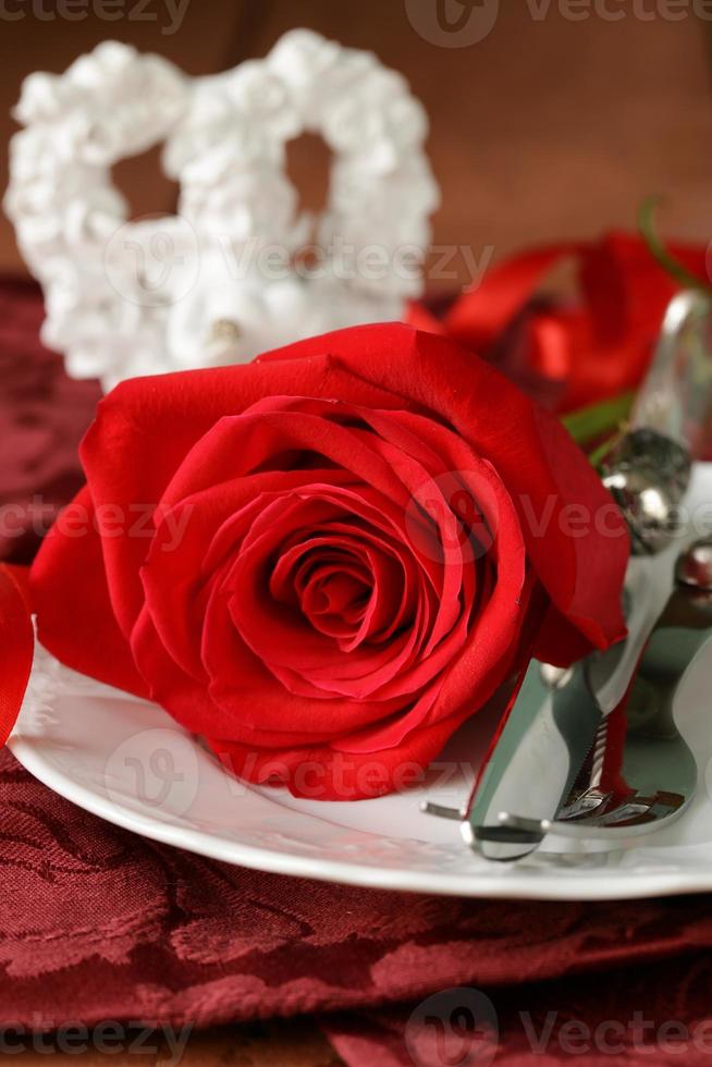 tavola romantica con rose per le vacanze. San Valentino foto