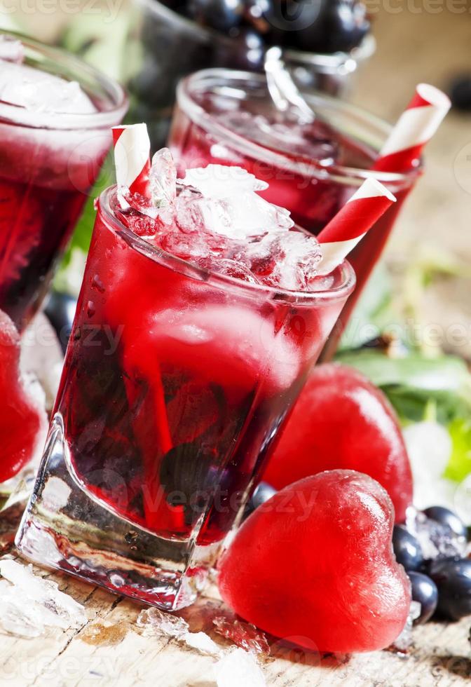 cocktail rosso freddo con frutti di bosco foto