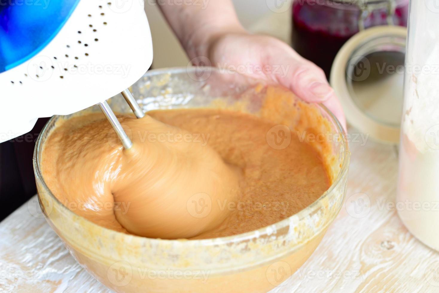 cucinare nella cucina di casa foto