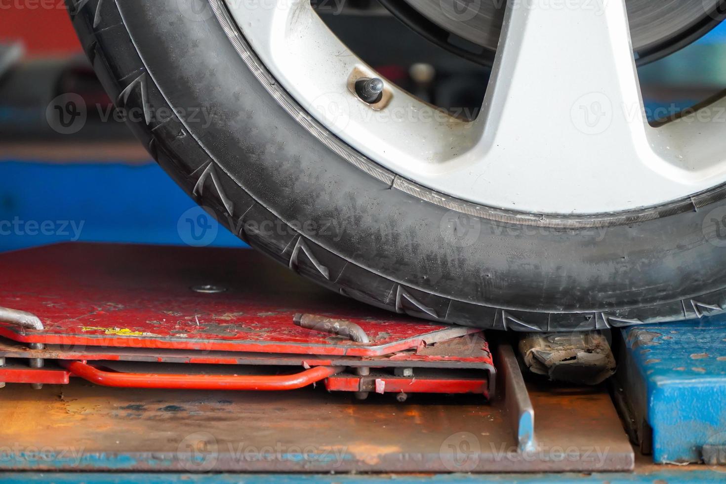 servizio di allineamento delle ruote dell'auto, lavori di allineamento delle ruote presso la stazione di servizio di riparazione foto