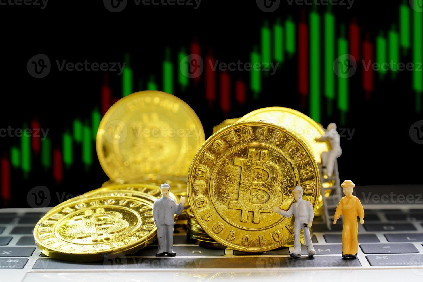 bitcoin oro con grafico commerciale, concetto di investimento finanziario. foto