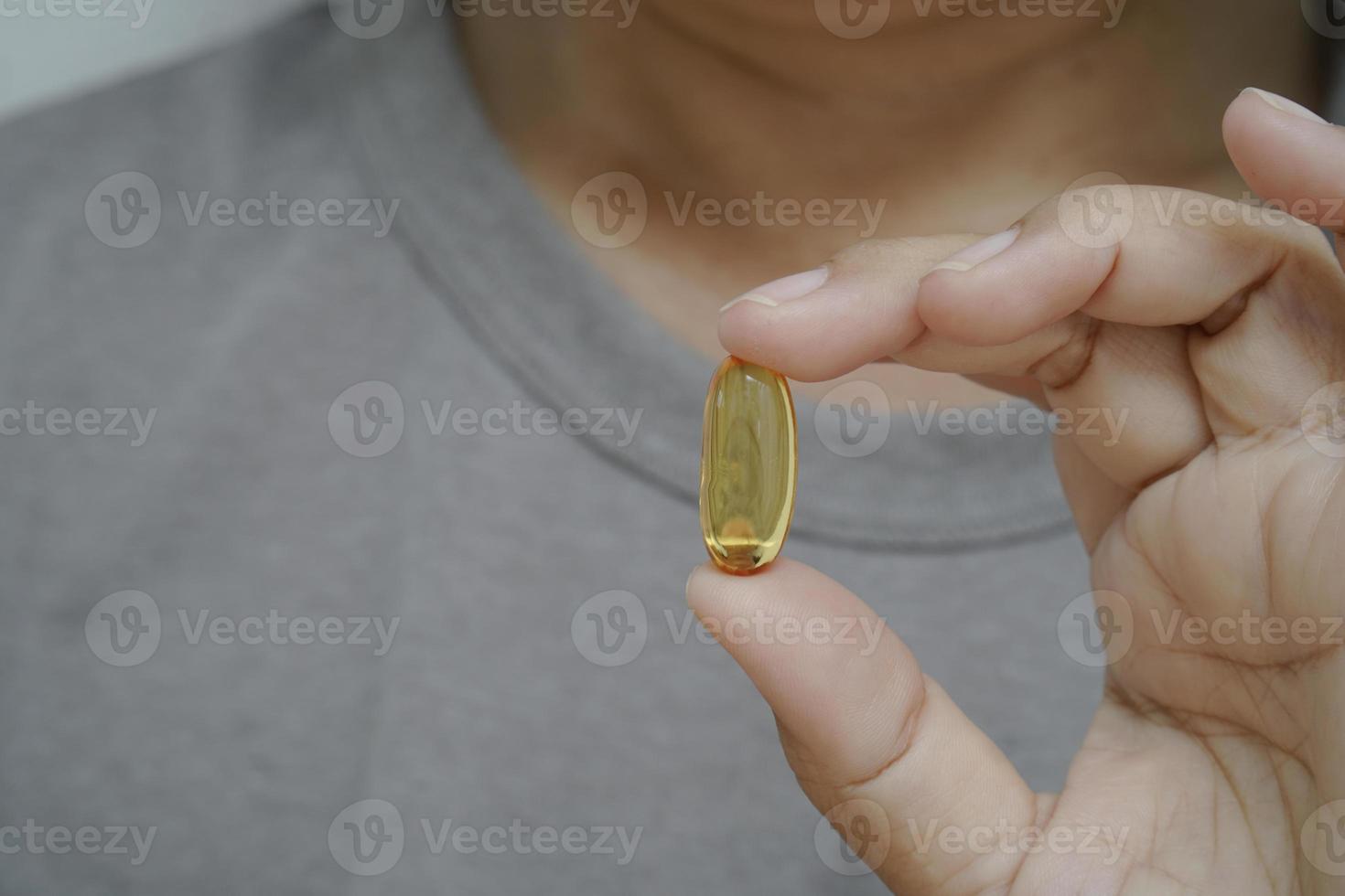 azienda femminile con capsula di olio di pesce omega 3. foto