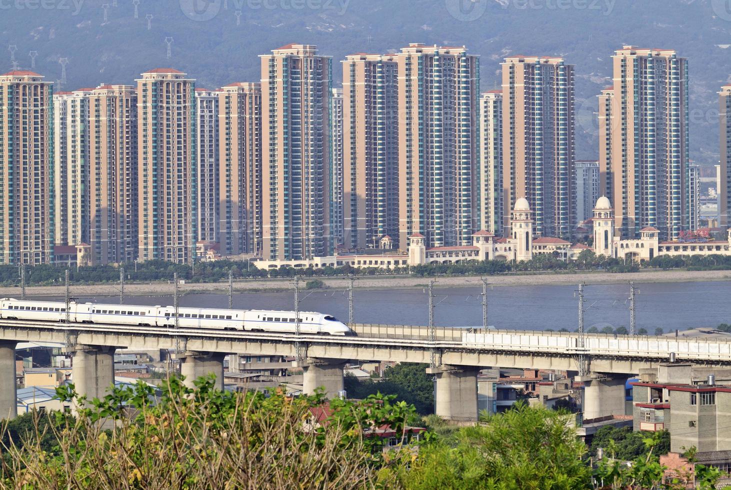 supertrain sul ponte di cemento, sulla costa sud-orientale della Cina foto