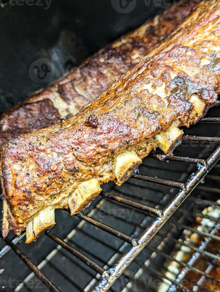 Lastre di costolette di barbecue affumicate pronte da mangiare foto