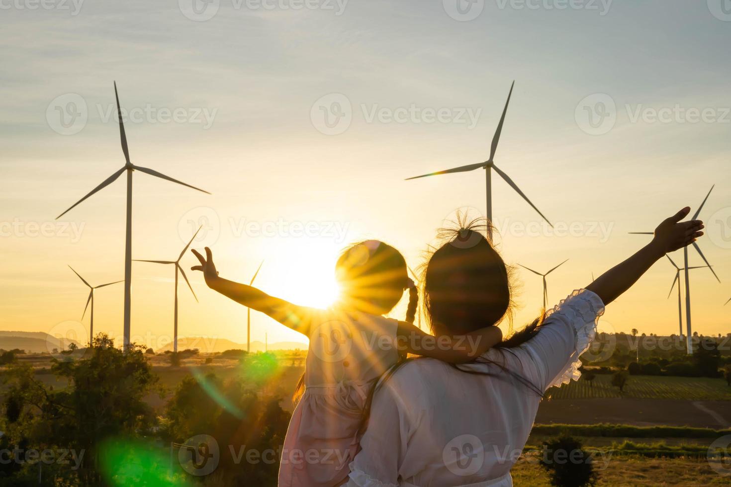 le turbine eoliche sono fonti di elettricità alternative, il concetto di risorse sostenibili, le persone nella comunità con le turbine dei generatori eolici, l'energia rinnovabile foto