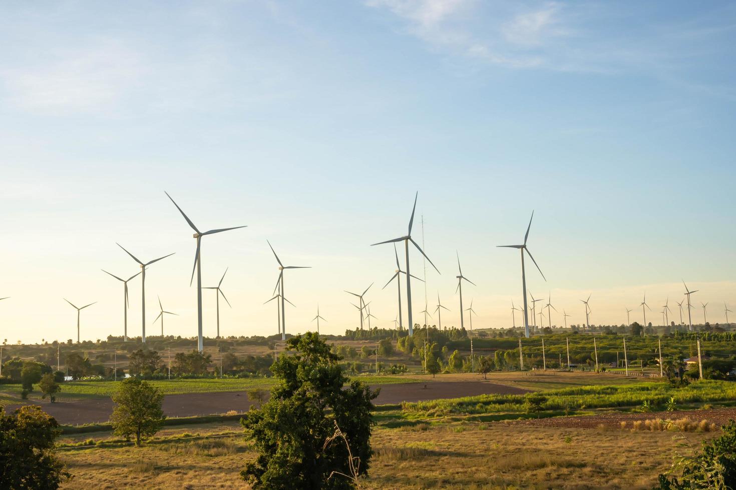 le turbine eoliche sono fonti di elettricità alternative, il concetto di risorse sostenibili, bel cielo con turbine eoliche, energia rinnovabile foto