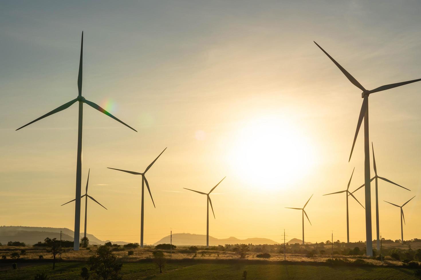 le turbine eoliche sono fonti di elettricità alternative, il concetto di risorse sostenibili, bel cielo con turbine eoliche, energia rinnovabile foto