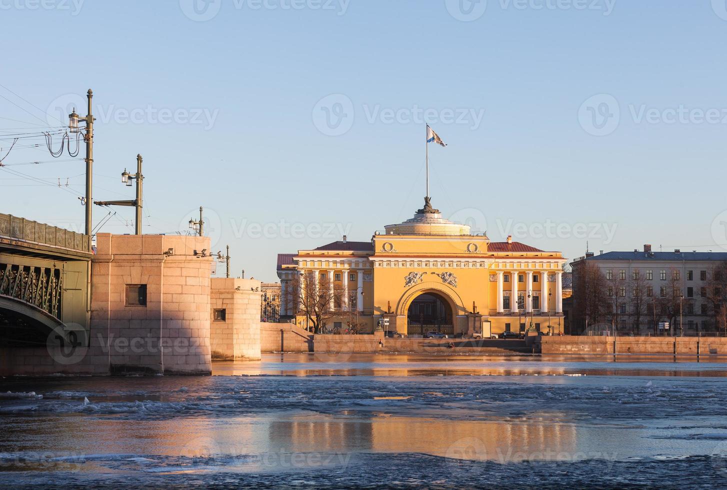 edificio del Ministero della marina e il ponte del palazzo in v. Pietroburgo, sole della sera foto