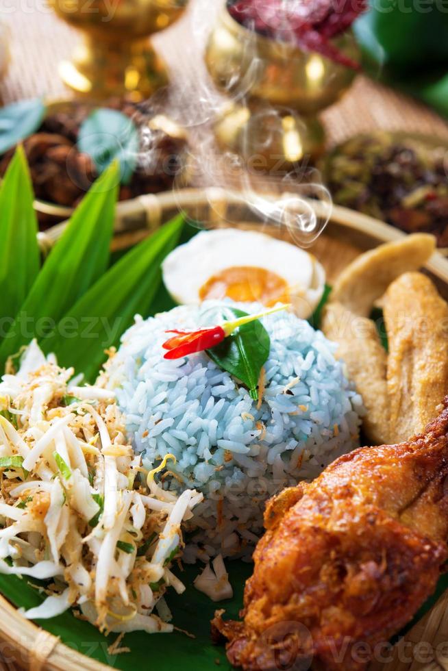 cibo tradizionale malese nasi kerabu foto