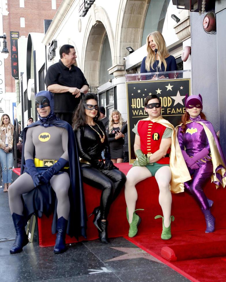 los angeles 9 gennaio - burt ward, nancy odell, batman, catwoman, robin, enigmista alla cerimonia della stella di burt ward sulla passeggiata della fama di hollywood il 9 gennaio 2020 a los angeles, ca foto