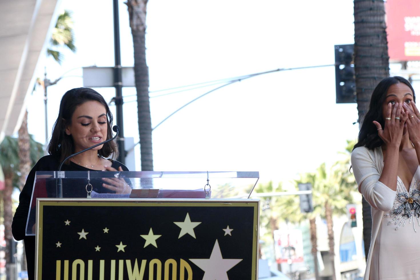 los angeles 3 maggio - mila kunis, zoe saldana alla cerimonia della stella zoe saldana sulla hollywood walk of fame il 3 maggio 2018 a los angeles, ca foto