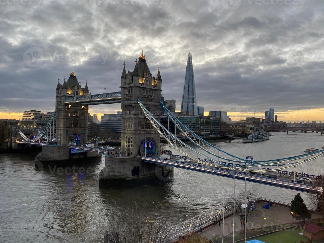 una veduta del Tower Bridge di Londra foto