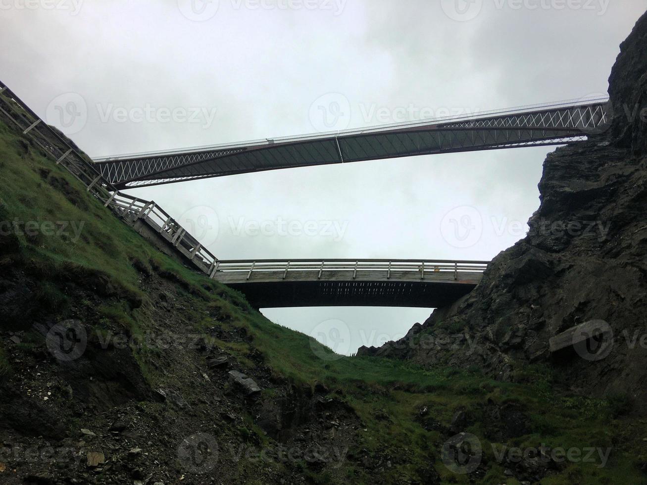 una veduta di tintagel in Cornovaglia sulla costa foto