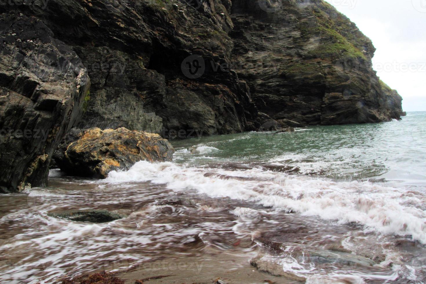 una veduta di tintagel in Cornovaglia sulla costa foto
