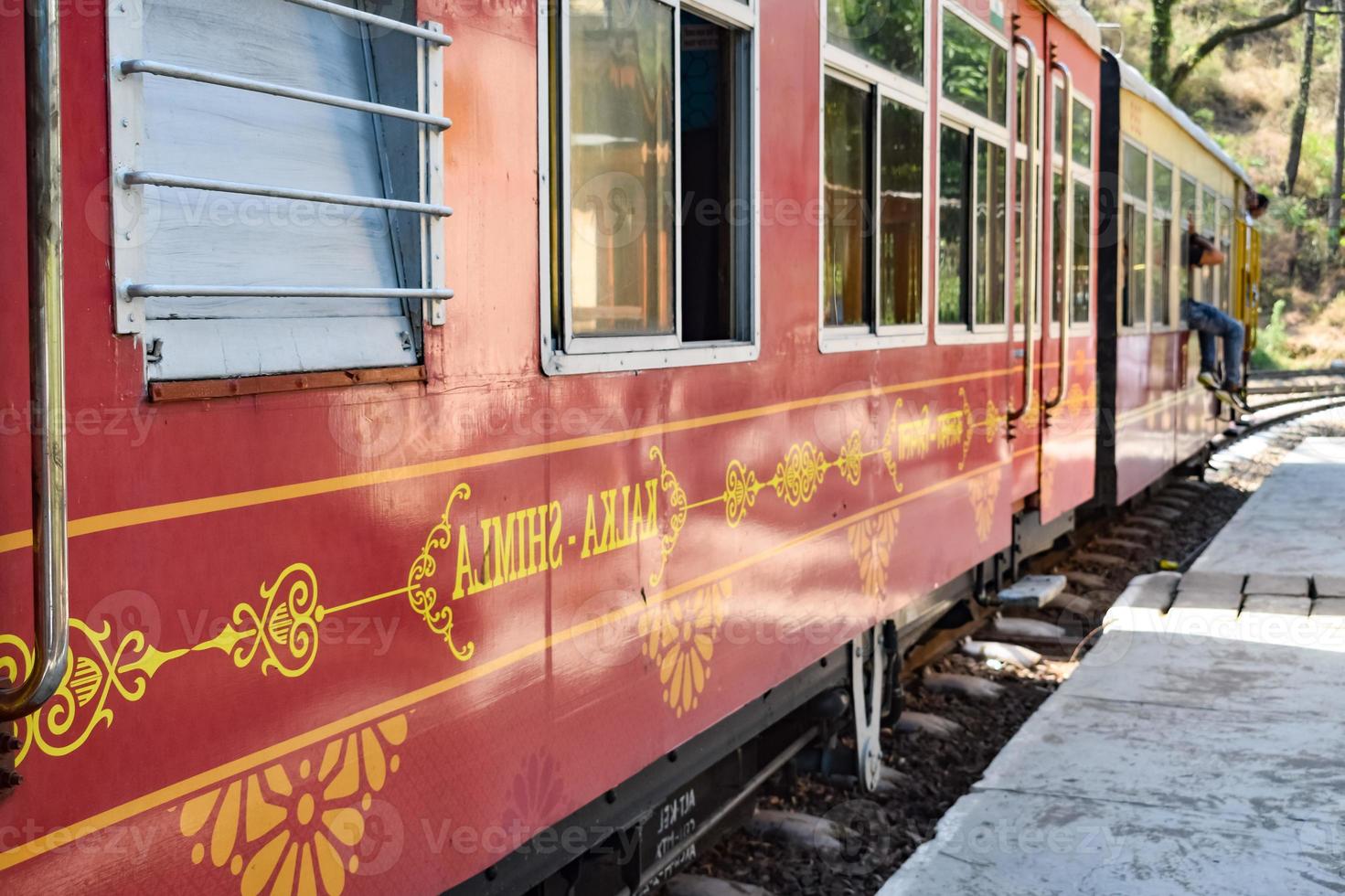 trenino che si muove sui pendii delle montagne, bella vista, un lato della montagna, un lato della valle che si muove sulla ferrovia verso la collina, tra il verde della foresta naturale. trenino da Kalka a Shimla in India foto