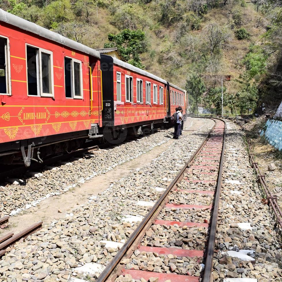 trenino che si muove sui pendii delle montagne, bella vista, un lato della montagna, un lato della valle che si muove sulla ferrovia verso la collina, tra il verde della foresta naturale. trenino da Kalka a Shimla in India foto