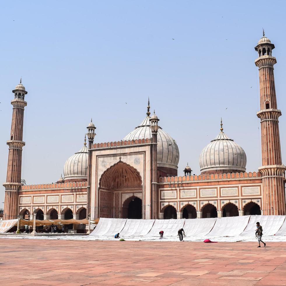 delhi, india - 15 aprile 2022 - turisti indiani non identificati che visitano jama masjid durante la stagione di ramzan, a delhi 6, india. jama masjid è la moschea più grande e forse la più magnifica dell'India foto