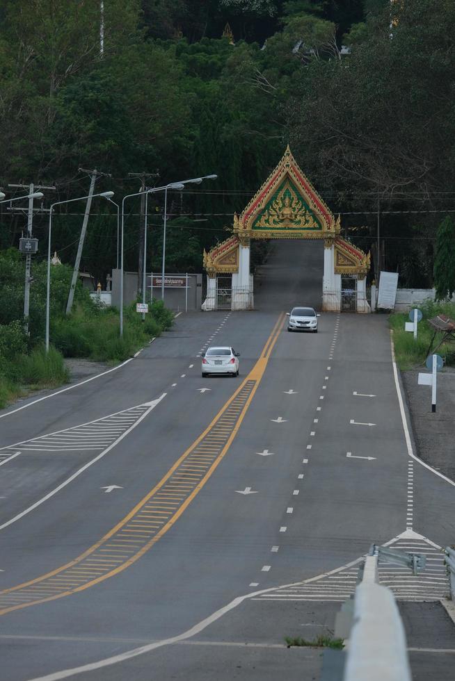 l'auto correva sulla strada vicino alle montagne. nakhon ratchasima, Tailandia, 16-05-2022 foto