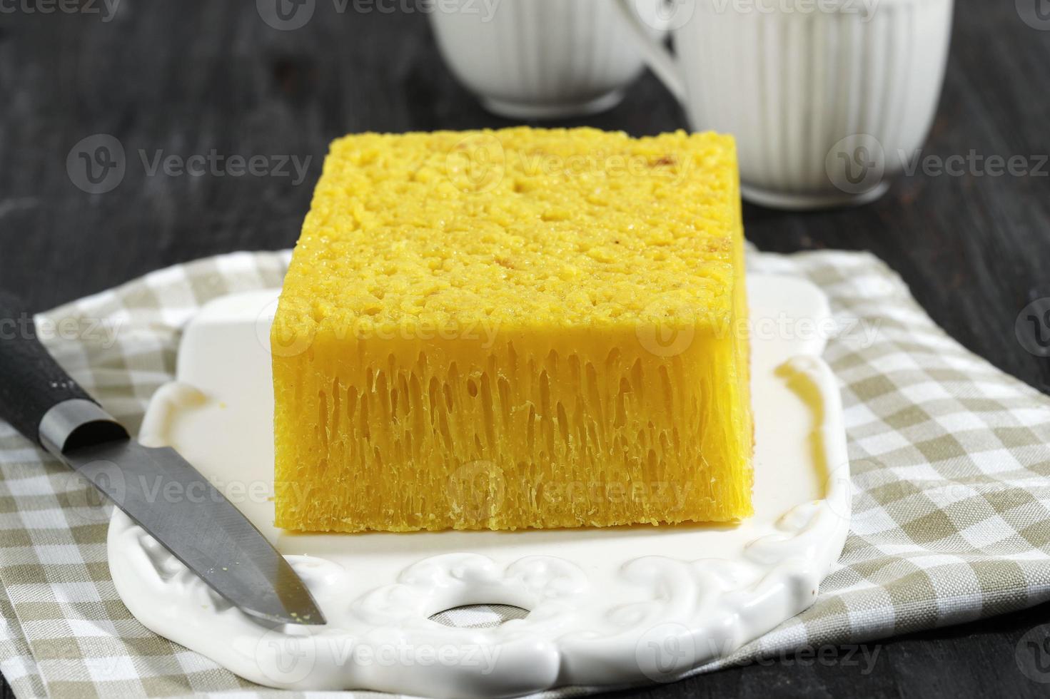 bika ambon, torta a nido d'ape gialla affettata popolare da Medan, Indonesia. il colore giallo proveniva dalla curcumina foto