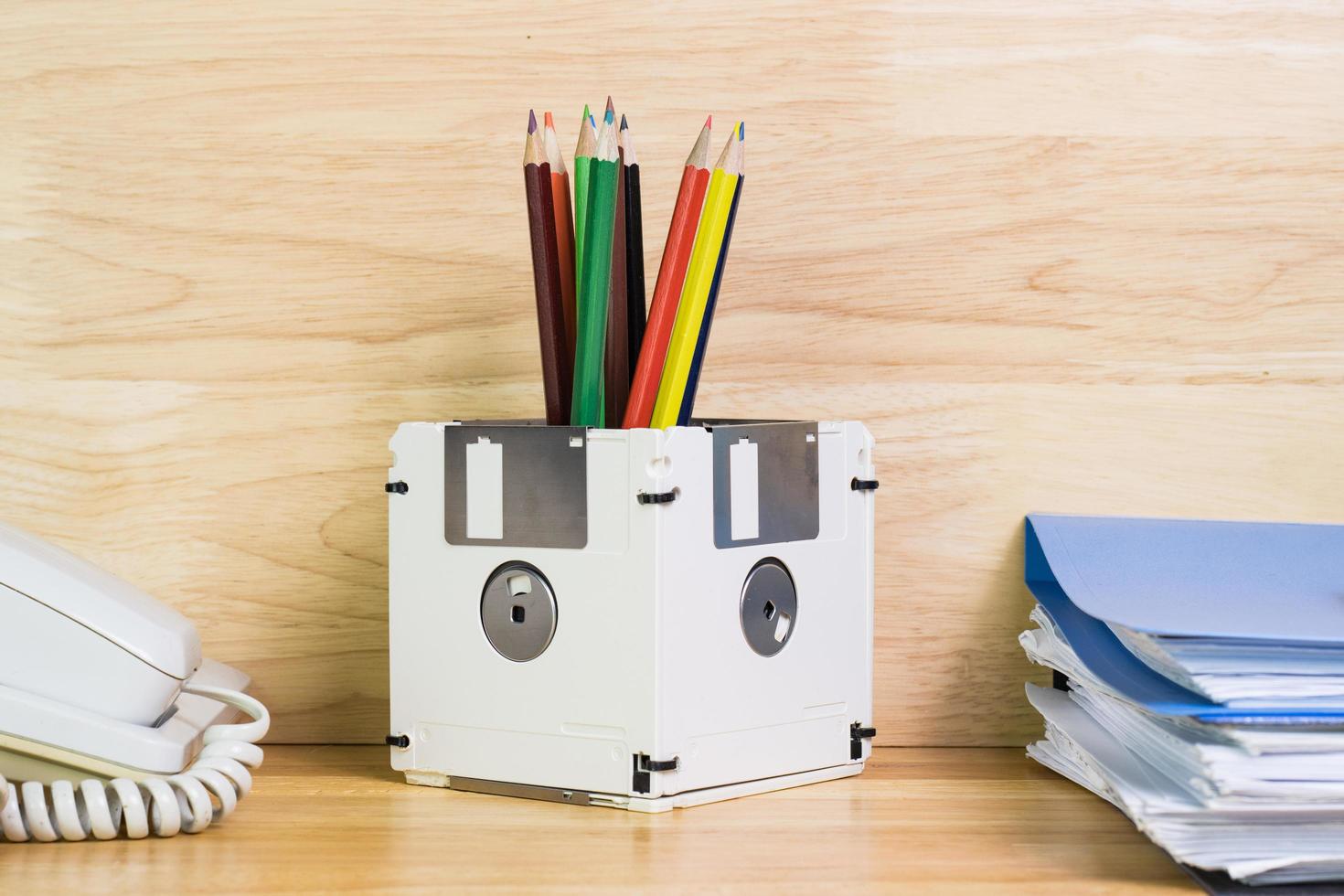 concept recycle floppy disk, oggetti creativi usati per mobili obsoleti foto