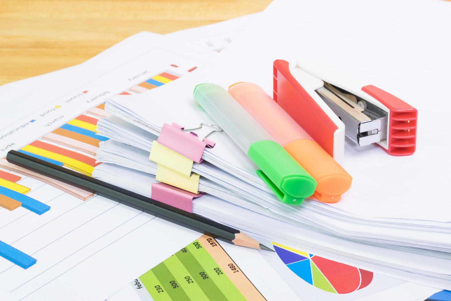 matita, foglio di carta, foglio grafico, attrezzatura per ufficio con concetto di penna di evidenziazione a colori foto